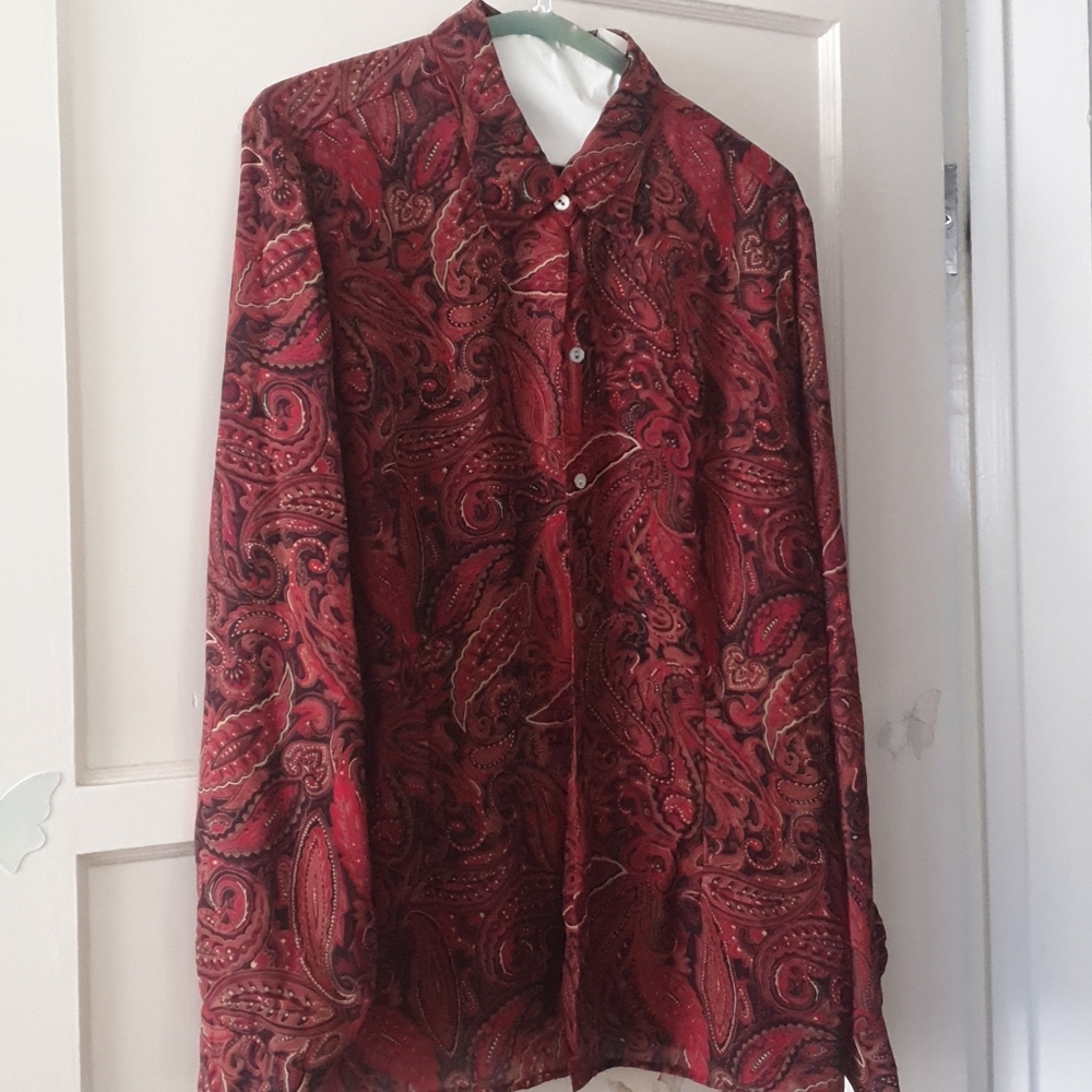 Modern shirt in red